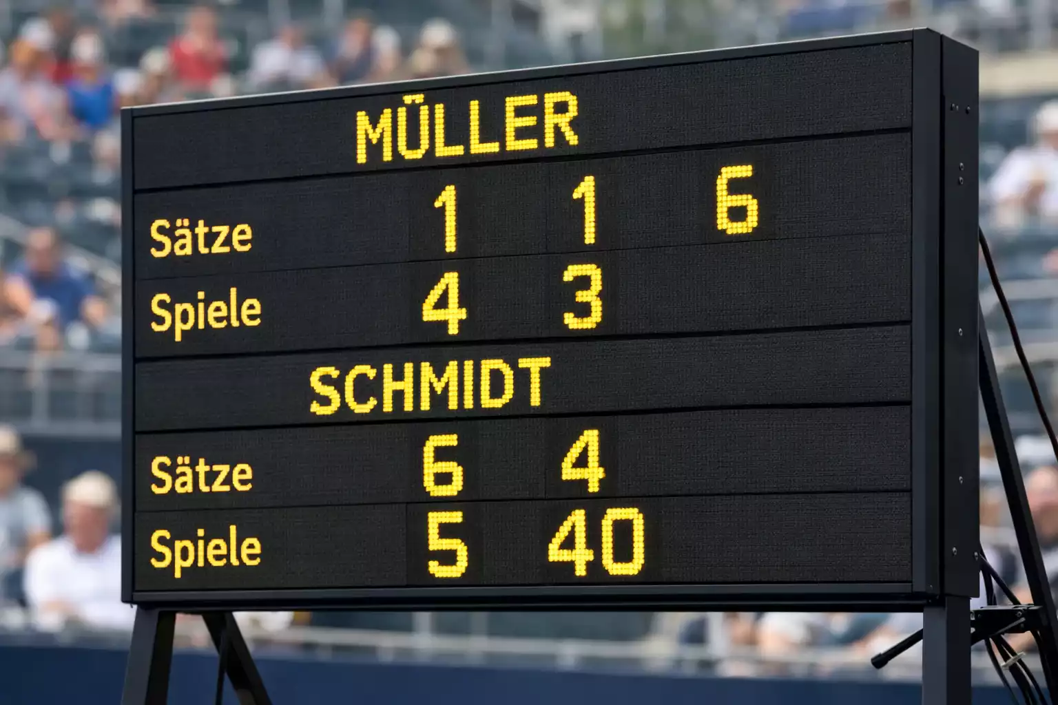 Tennisanzeigetafel zeigt Spielstand eines laufenden Matches