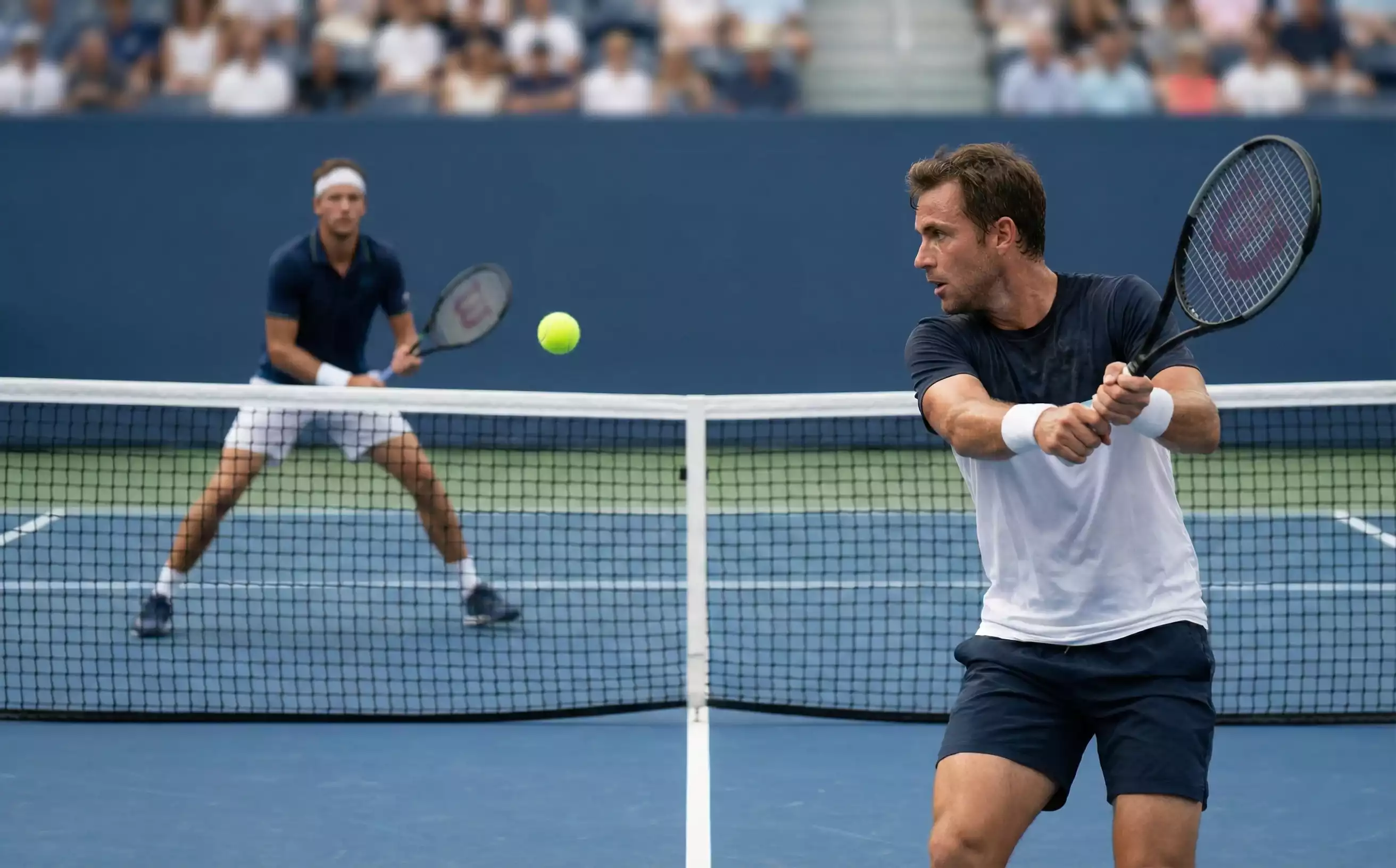 Klassischer Rasenplatz in Wimbledon mit Spieler in weißer Kleidung